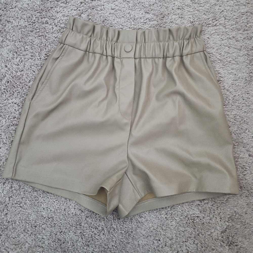 Taupe/Nude short